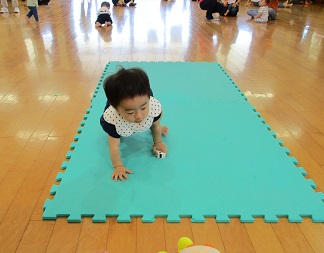 ハイハイを頑張っているベビーちゃん