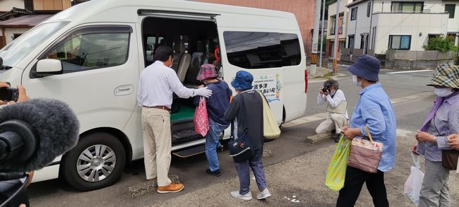 バスに乗り込む高齢者