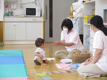 音の出るおもちゃに興味津々のベビーちゃん