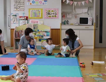 ベビーちゃん同士で遊んでいるようす