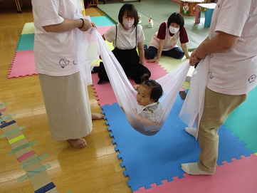 シフォンに機嫌よく乗っているベビーちゃん