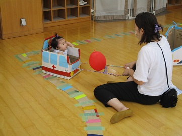 段ボールの救急車に乗って遊ぶベビーちゃん