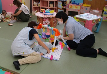 ベビージムで遊ぶベビーちゃん