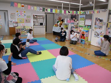 お弁当箱のうたの手遊びを楽しむようす