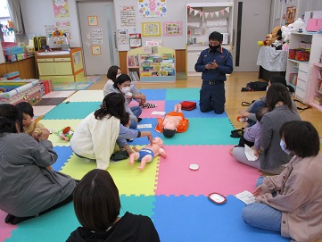 質疑応答に対応している様子