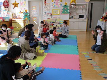 読み語りのリズムに合わせて拍手している