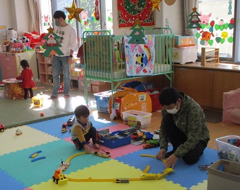 パパと電車のレールを作っている子