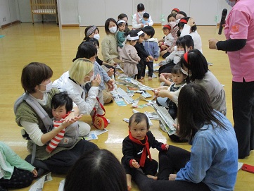 新聞紙の綱引きの準備