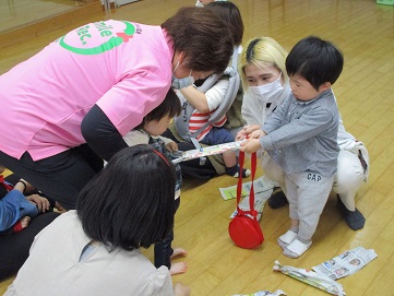 綱引きの対決中の子どもたち