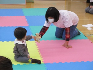 人形に興味津々のベビーちゃん