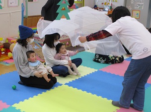 シフォンの布に興味津々のベビーちゃん