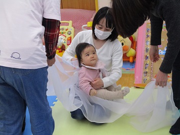 ゆらゆらブランコの後に笑顔のベビーちゃん