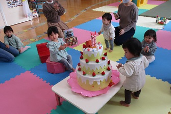 お誕生ケーキに興奮のおともだち