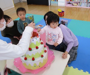 誕生日ケーキに興味津々の子どもたち