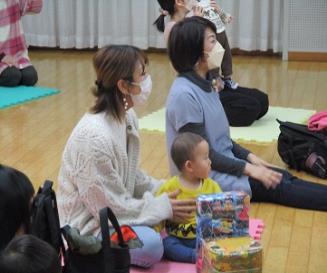 紙芝居に夢中のおともだち