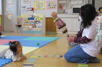 手作り人形のいないいないばあで大喜びのベビーちゃん