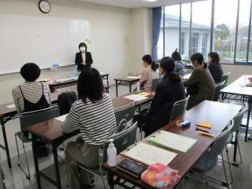 講座を真剣に聞いているママたちのようす