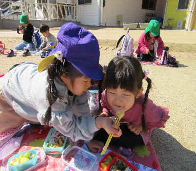 お弁当を食べる様子