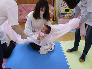 ゆりかごから、ママの腕に抱っこされるベビーちゃん