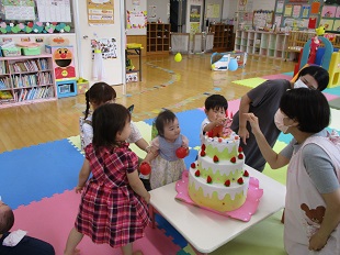 ケーキに集まるこどもたち