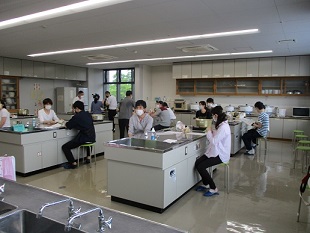 熱心に講座に参加する夫婦