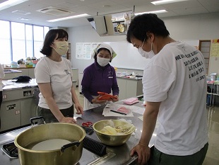 夫婦で協力しあって調理している様子