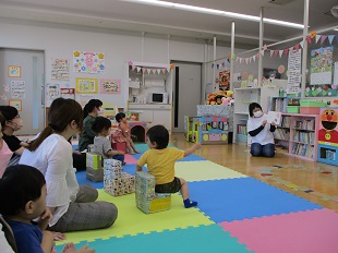 絵本に夢中の親子の様子