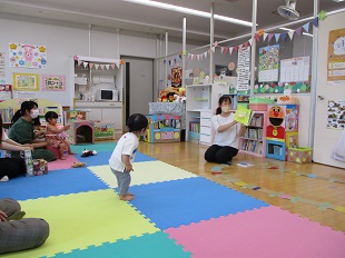 子守唄に聴き入る親子の様子