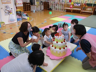 ケーキに集まるこどもたち