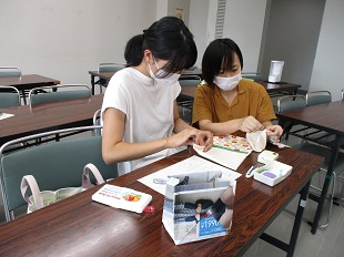 細かく指導を受けるママさん