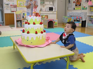 大きなケーキに興味津々のベビーちゃん