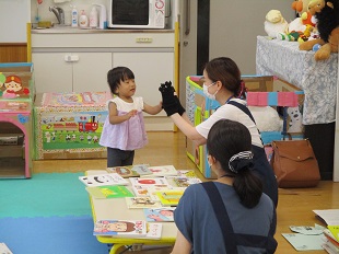 手袋で作ったカラスを触ってみる子のようす