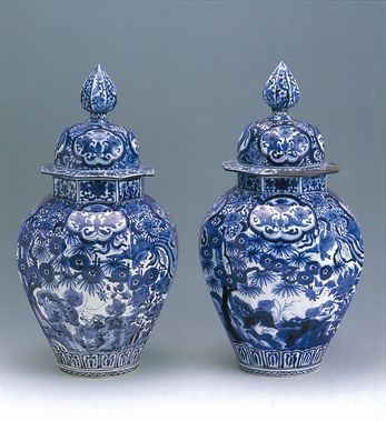 染付唐獅子牡丹文壺