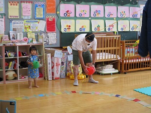 親子で風船で遊ぶ様子