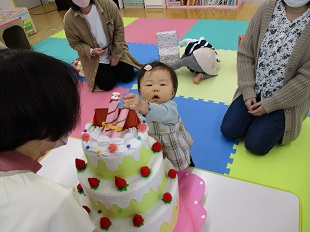 誕生日ケーキに興味津々のお友だち