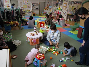 ままごとで遊ぶベビーちゃんたち