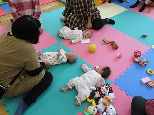 ベビーちゃんたちとママたちの交流のようす