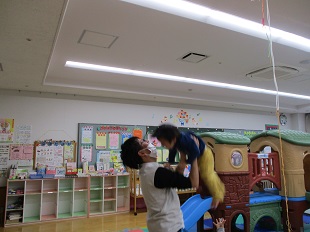 高い高いを楽しむ親子のようす