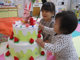 ケーキに興味津々の子どもたち