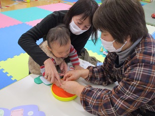 手形をとっているようす