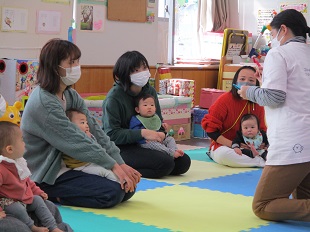 歌ときれいな色紙に興味津々のベビーちゃんたち