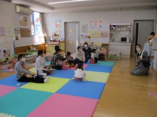 絵本を楽しむ親子のようす