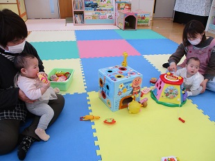 おもちゃで遊ぶ双子ちゃん