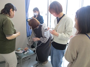 ドライヤーを使って作業をしているようす