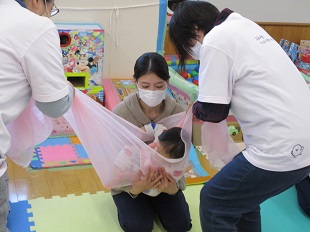 シフォンのブランコで、ママにだっこされるベビーちゃん