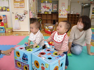 同じおもちゃで遊ぶ双子ちゃん