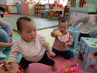 おもちゃで遊ぶ双子ちゃん