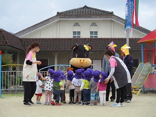 モーモちゃんに集まる子どもたち