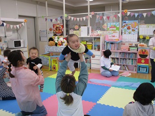 赤ちゃん体操を楽しむ親子のようす