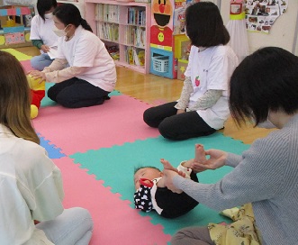 赤ちゃん体操を楽しむ親子